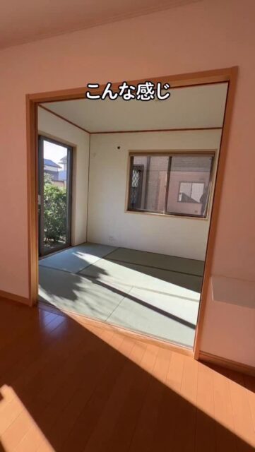 太陽光が畳に反射して部屋全体が緑っぽい…🟢
そんな撮影時の困ったあるあるの解決策をリール動画にしました🎥

畳のある部屋を撮ると、 「なんか緑っぽい…」って感じたことありませんか？
実はこれ、 太陽光が畳に反射して“緑被り”を起こしている状態。
そんな時に大切なのが 「白が白に見える色温度設定」。
オート任せだと微妙に転んでしまうから、 ホワイトバランスをマニュアルで調整して “本来の色”を取り戻します。
今回のリールでは、 太陽光の入り方に合わせて 色温度をじわっと調整しながら 白い壁が“ちゃんと白に戻る瞬間”を見せています。
色が整うだけで 写真のレベルは一気に上がります。
ぜひ撮影前にチェックしてみてください。

ホワイトバランス カメラ初心者 写真の撮り方 色温度設定 ミラーレスカメラ