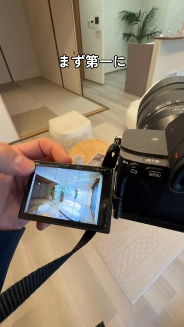 建築写真を手持ちで撮影📸
今日は、誰でもできる不動産撮影のコツをちょっと公開。
・まずは構図を決める
・ISOは少し高め（今回は800）
・広がりを意識して2部屋をつなげて見せる
たったこれだけでも “伝わる写真” に変わります。

カメラ初心者でも再現できるので、物件撮影で悩んでいる人はぜひ試してみてください📷✨
保存してあとで真似できます💡

#不動産写真 #物件撮影 #室内写真 #不動産カメラマン #広角レンズ #ミラーレス一眼 #カメラ初心者向け #写真の撮り方 #インテリア撮影 #内観撮影 #撮影テクニック #カメラ勉強中 #sonyα7 #レンズのある生活